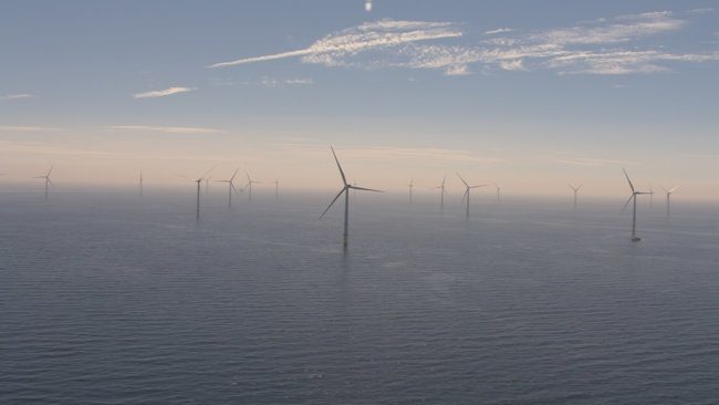 У берегов Великобритании заработала крупнейшая в мире ветряная электростанция. Фото.