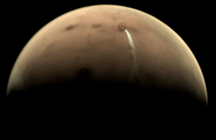 Ученые наблюдают за странным облаком над поверхностью Марса. Фото.