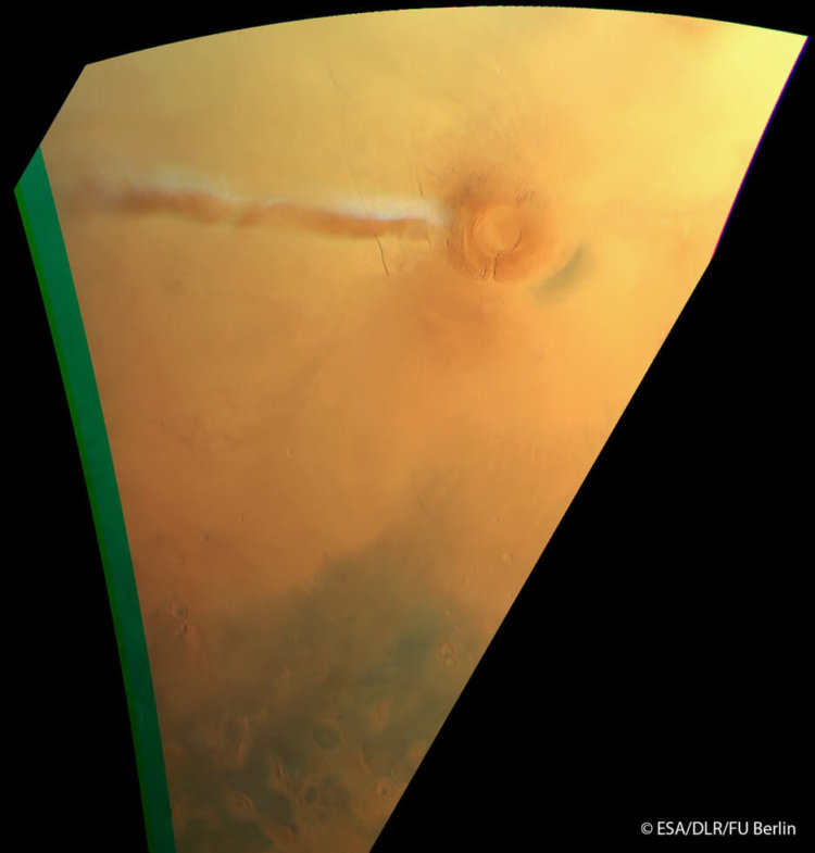 Ученые наблюдают за странным облаком над поверхностью Марса. Фото.