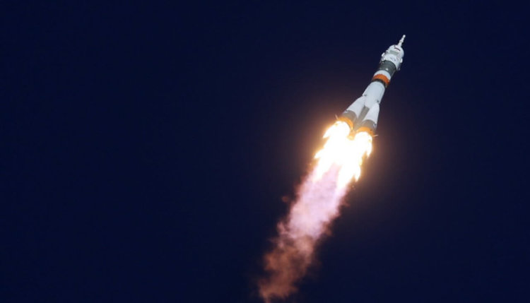 На ракете «Союз» после старта аварийно отключились двигатели. Фото.