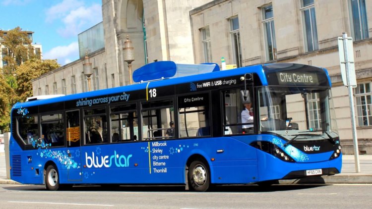 В Великобритании запустили автобус, очищающий воздух. Фото.