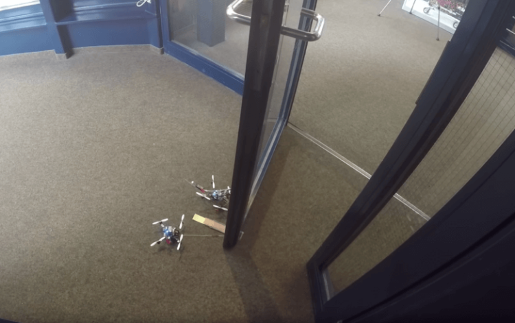 Крошечные дроны могут открывать двери в 40 раз тяжелее их. Фото.