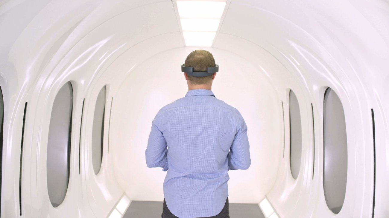 Показана первая пассажирская капсула Hyperloop Transport Technologies. Фото.