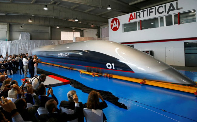 Показана первая пассажирская капсула Hyperloop Transport Technologies. Фото.