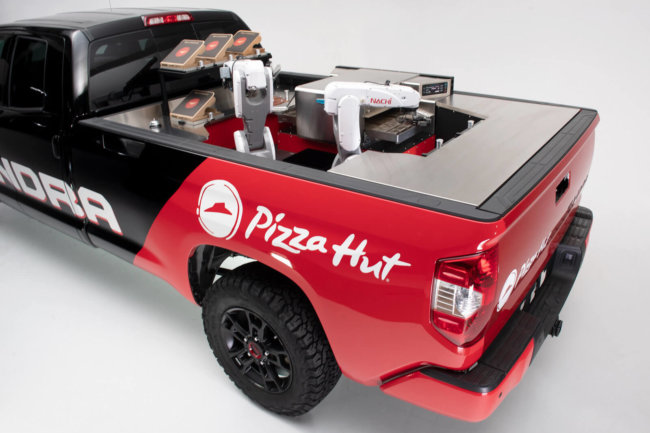#Видео | Pizza Hut и Toyota представили робота, который будет готовить пиццу прямо во время доставки. Фото.