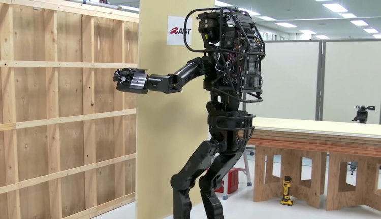 Видео: двуногий робот-строитель HRP-5P самостоятельно крепит доску на стену. Фото.