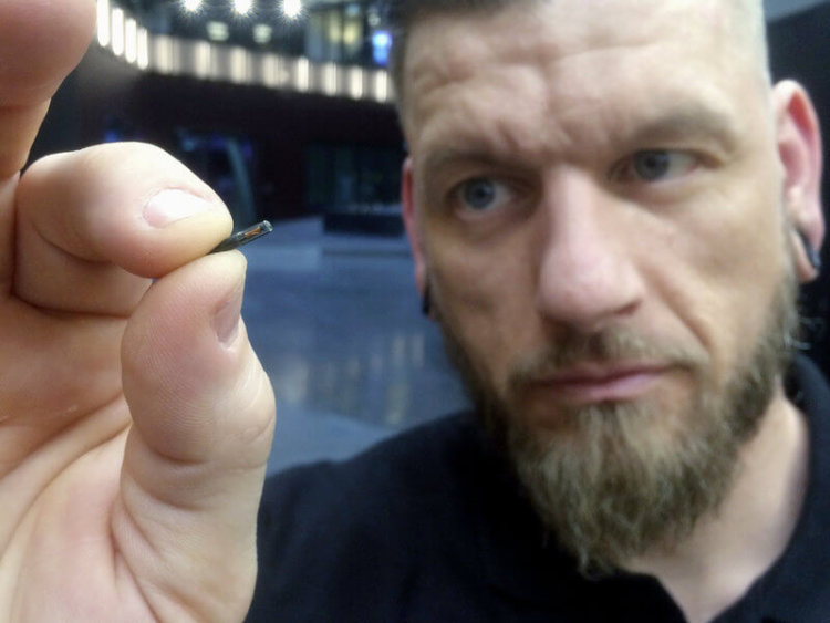 Чипы под кожей: будущее или настоящее? Такой маленький чип может решить много проблем. Фото.