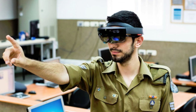 Microsoft HoloLens помогает слепым обнаруживать двери, а военным — врагов. Фото.