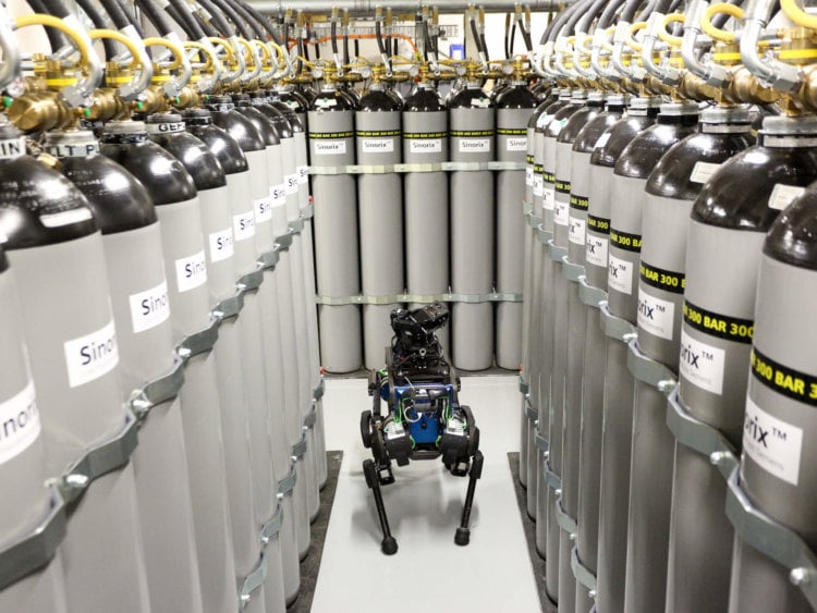Зачем нужны четвероногие роботы? Пример ANYmal дает ответ на этот вопрос. Узкий коридор не проблема для хорошего робота. Фото.