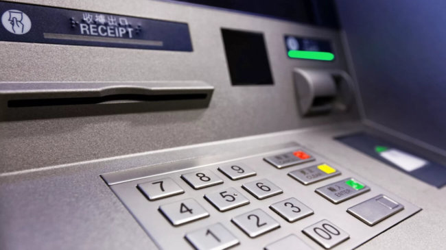 В Японии создали первый банкомат с ИИ. Он будет бороться с мошенниками. Фото.