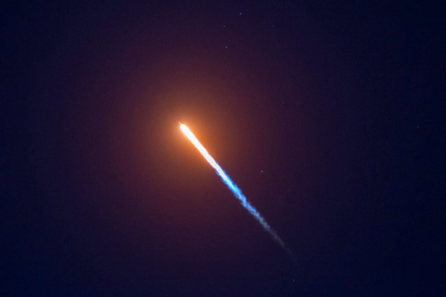 SpaceX пересмотрит план запуска интернет-спутников из-за космического мусора. Фото.