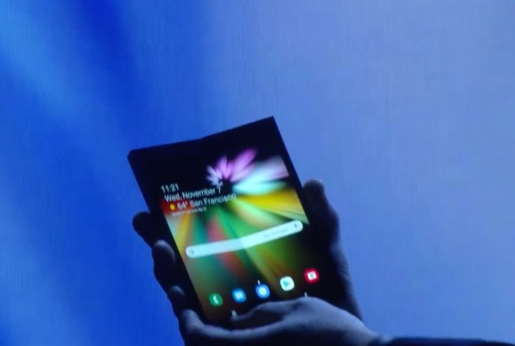 Samsung показала складывающийся смартфон. Фото.
