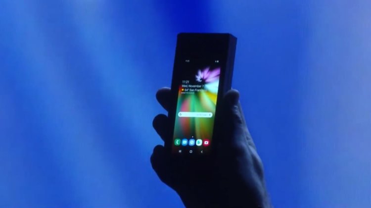 Samsung показала складывающийся смартфон. Фото.