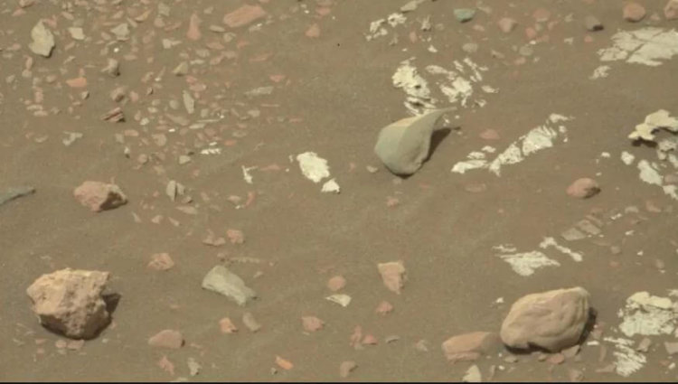 Марсоход «Кьюриосити» обнаружил на Марсе необычный блестящий объект. Что нашел марсоход? Фото.
