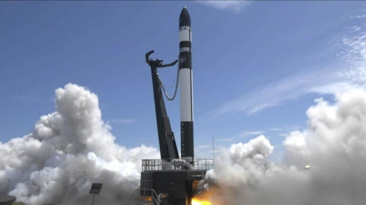 Rocket Lab запустит шесть спутников на орбиту на небольших ракетах уже в ноябре. Небольшие ракеты устремляются в космос. Фото.