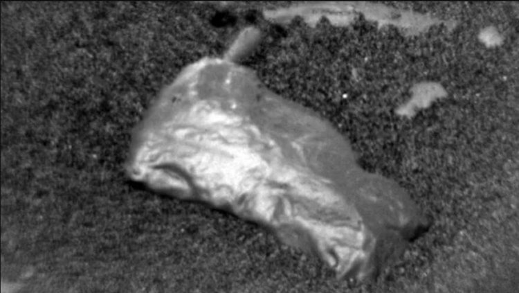 Марсоход «Кьюриосити» обнаружил на Марсе необычный блестящий объект. Фото.