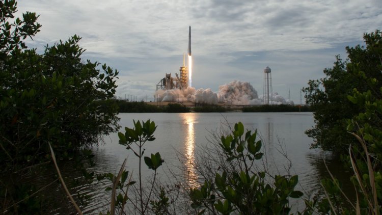 Компания SpaceX получила разрешение на запуск более 7500 интернет-спутников. Фото.