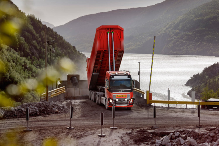 Компания Volvo нашла первого клиента для своих беспилотных грузовиков. Фото.