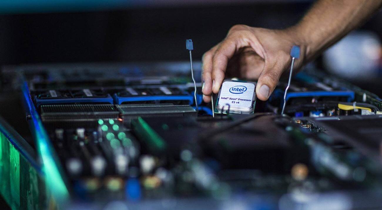 Intel бросает вызов AMD своим новым 48-ядерным процессором. Фото.