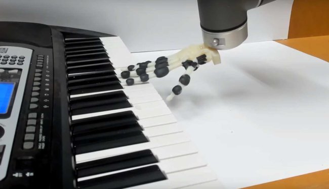 Создана роботизированная рука, играющая на пианино не сгибая пальцы. Фото.