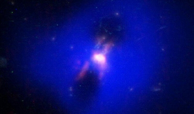 Некоторые черные дыры помогают рождаться звездам. Звезды могут рождаться благодаря черным дырам. Фото.