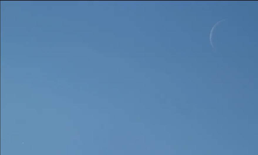 Проверка на внимательность: что необычного в этом снимке лунного полумесяца? Фото.