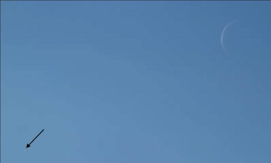 Проверка на внимательность: что необычного в этом снимке лунного полумесяца? Фото.