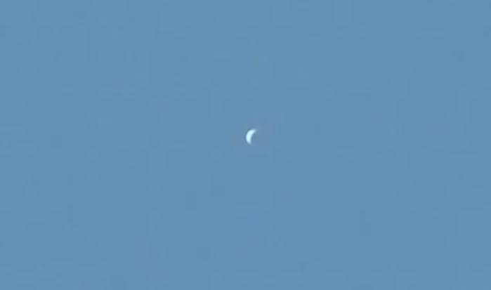 Проверка на внимательность: что необычного в этом снимке лунного полумесяца? Венера на дневном небе. Фото.