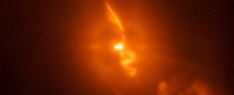 Астрономы поделились реальной фотографией двух звезд, уничтожающих друг друга. Фото.