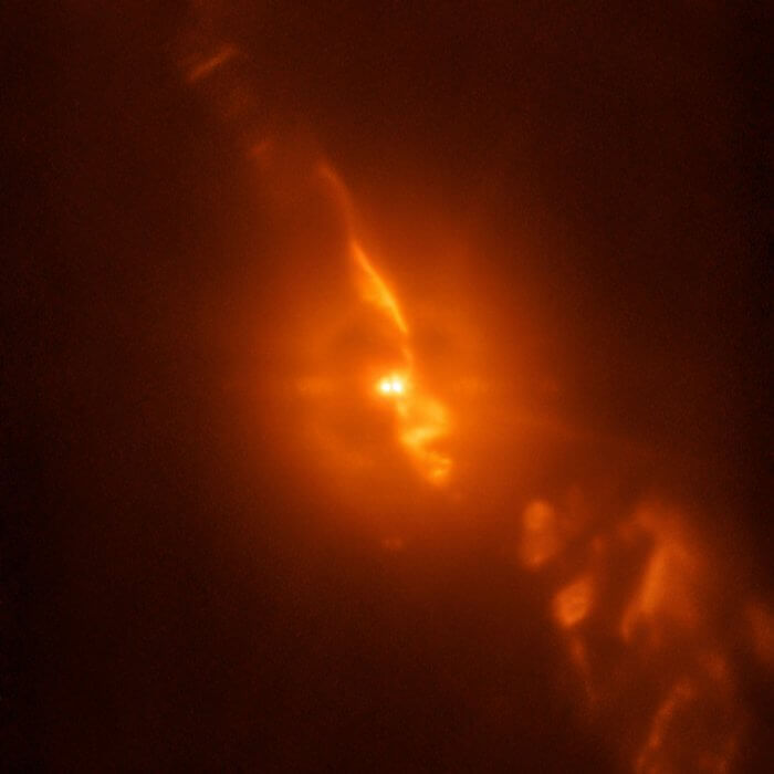 Астрономы поделились реальной фотографией двух звезд, уничтожающих друг друга. Фото.