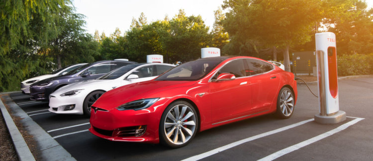 Илон Маск пообещал развернуть сеть Tesla Supercharger по всей Европе (и даже в Киеве!). Фото.