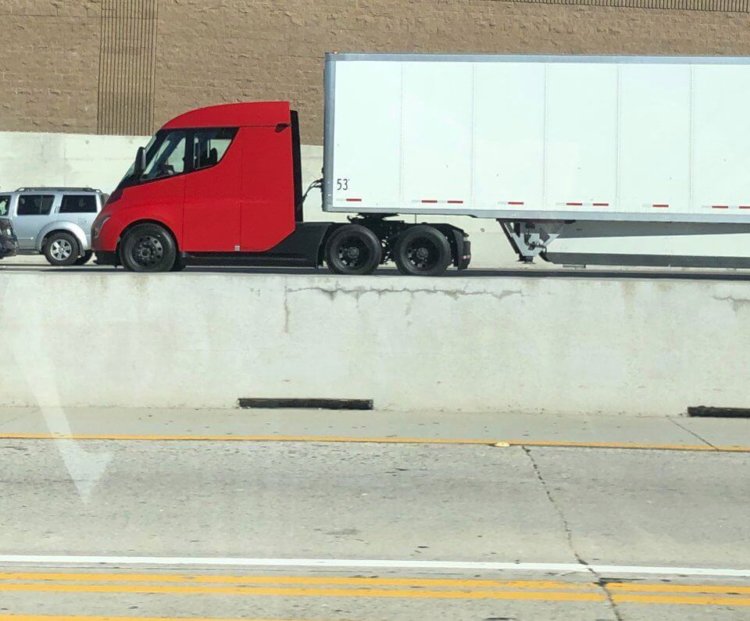 На дорогах США была замечена новая версия грузовика Tesla Semi. Фото.