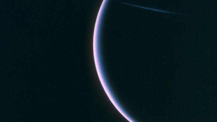 В сильном наклоне оси Урана виновато столкновение с другим небесным телом. Фото.