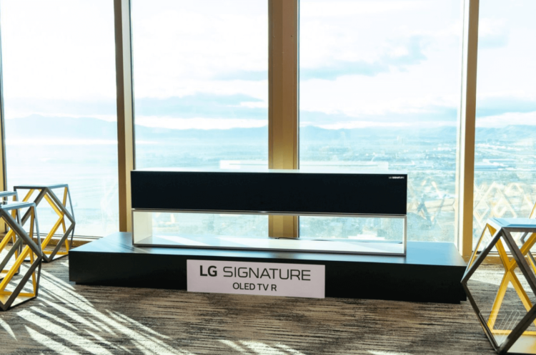 #CES | LG начнет продавать телевизоры рулонами по астрономическим ценам. LG сделала большой экран незаметным. Фото.