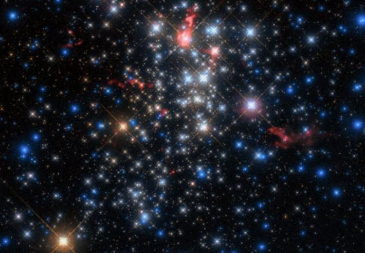 Звезды с яркими кометоподобными хвостами. Звездное небо действительно бездонно. Фото.
