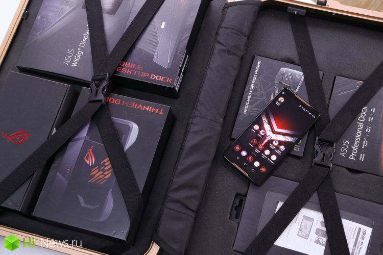 ASUS ROG Phone — самый игровой смартфон из всех. В таком чемодане продается сам смартфон и комплект к нему. Фото.