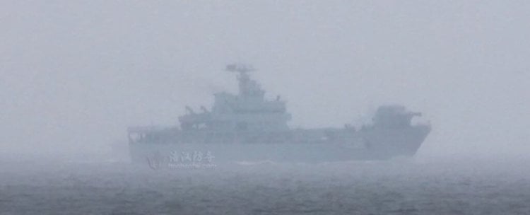 Китайский военный корабль, оснащенный рельсотроном, замечен в открытом море. Фото.