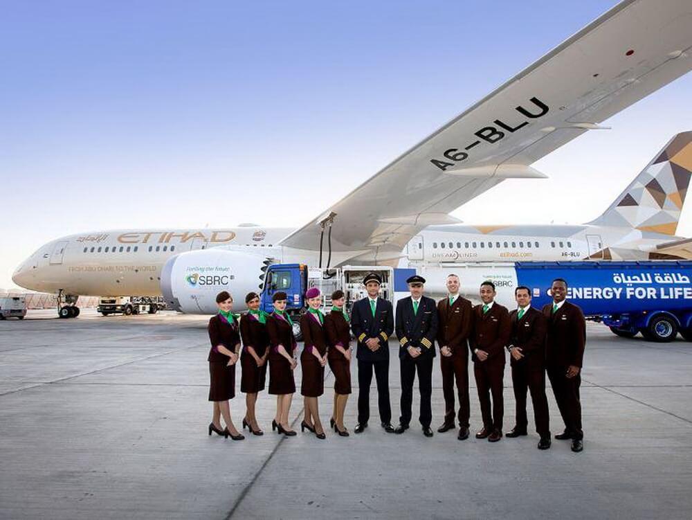 Компания из ОАЭ провела первый коммерческий рейс самолета, работающего на биотопливе. Фото.