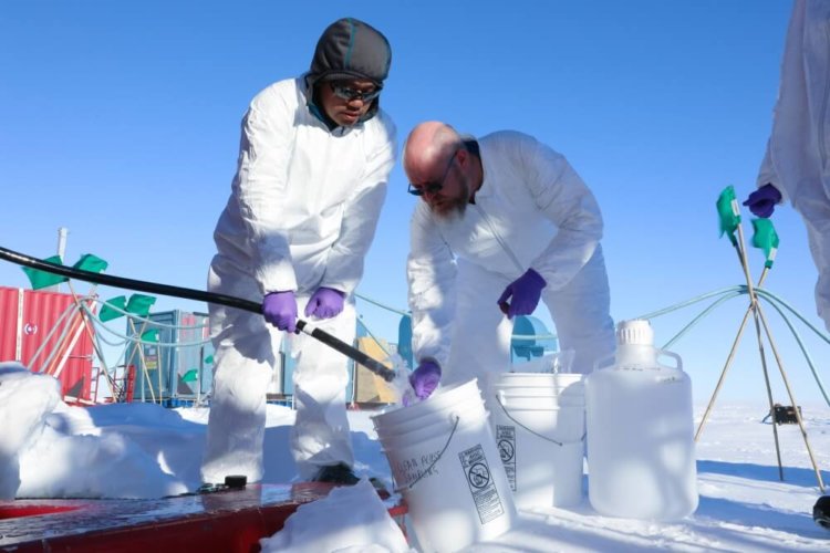 Ученые просверлили километровую дыру для изучения «затерянного» антарктического озера. Фото.