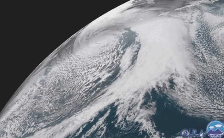 Спутники запечатлели шторм, поднимающий 17-метровые волны в Тихом океане. Фото.
