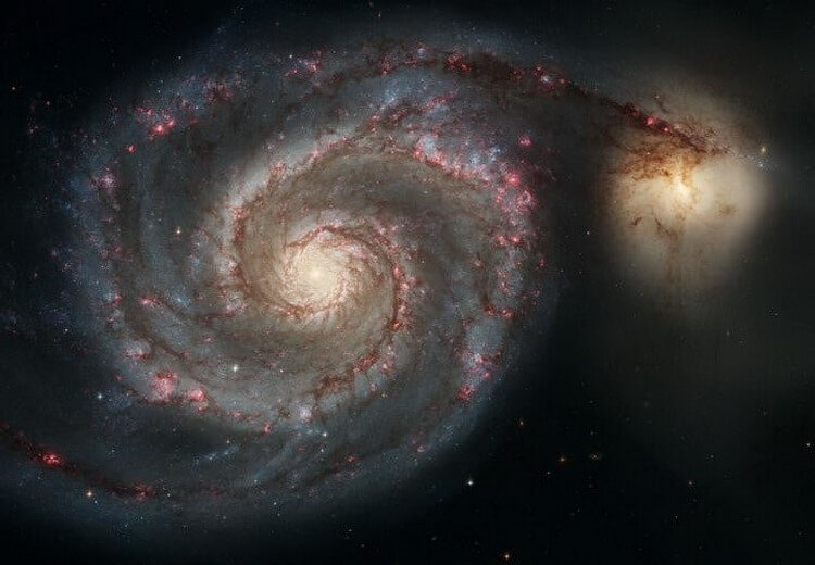 Через два миллиарда лет наша галактика столкнется с Большим Магеллановым Облаком. Фото.