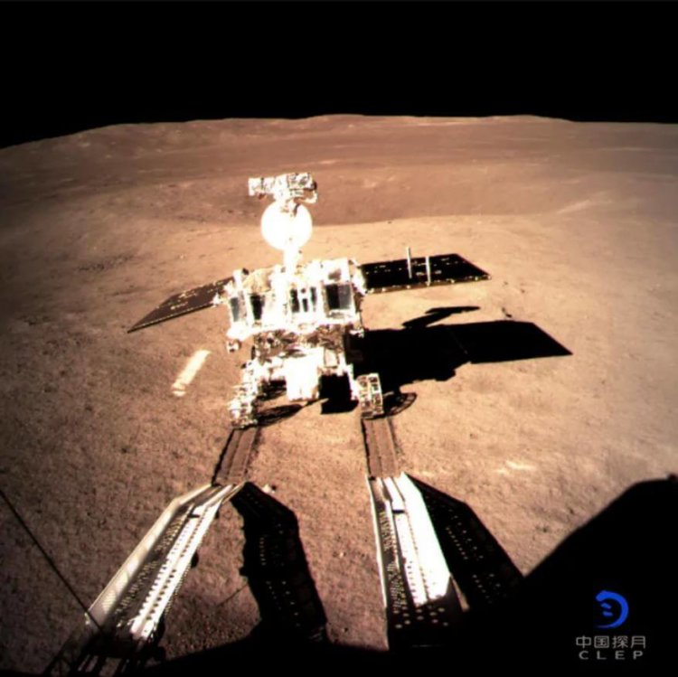 Теперь у нас есть подвижный луноход на обратной стороне Луны. Китайский модуль исследует Луну. Фото.