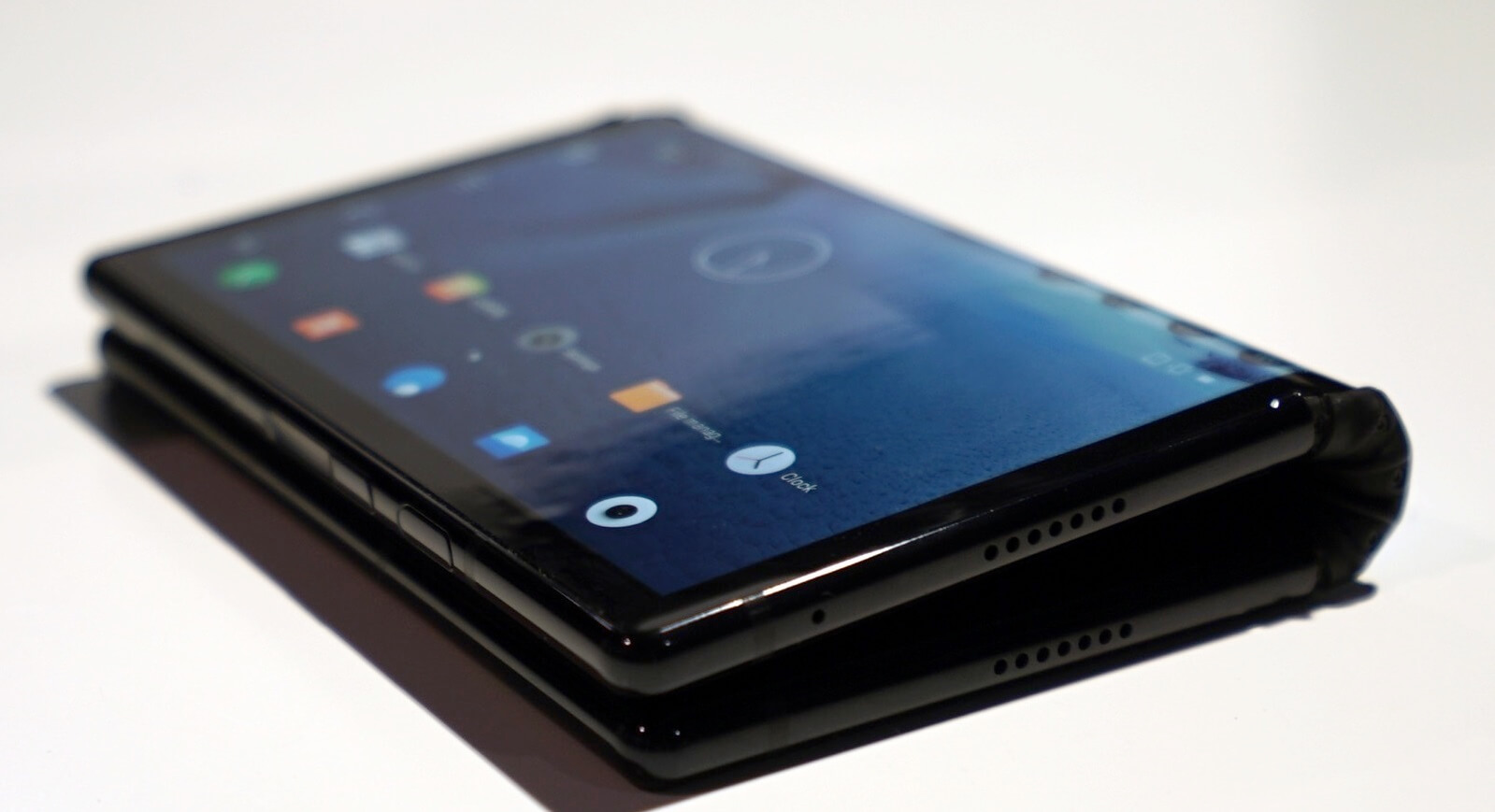 #фотодня | На CES показали работающий гибкий смарфтон.. Фото.