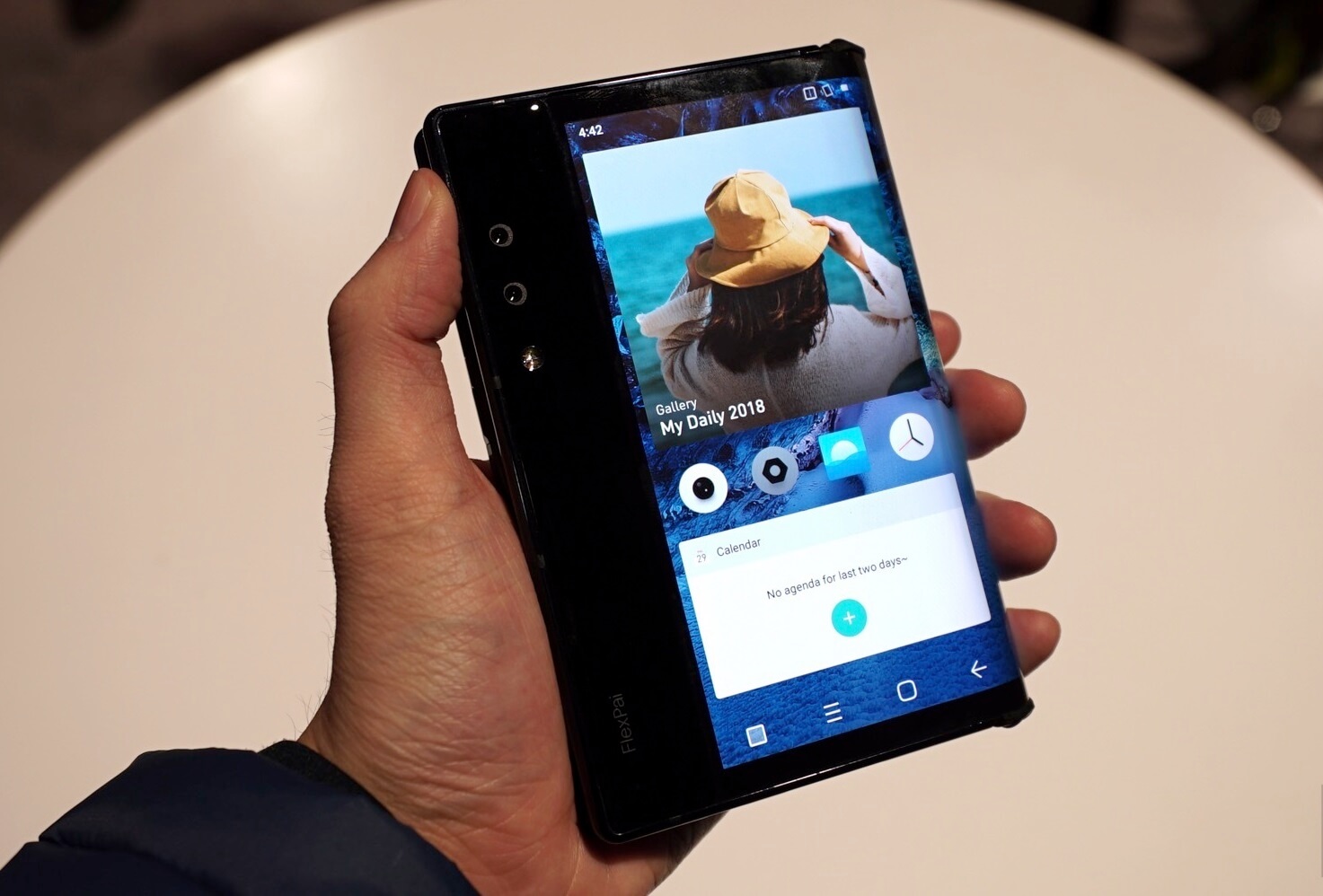 #фотодня | На CES показали работающий гибкий смарфтон.. Фото.