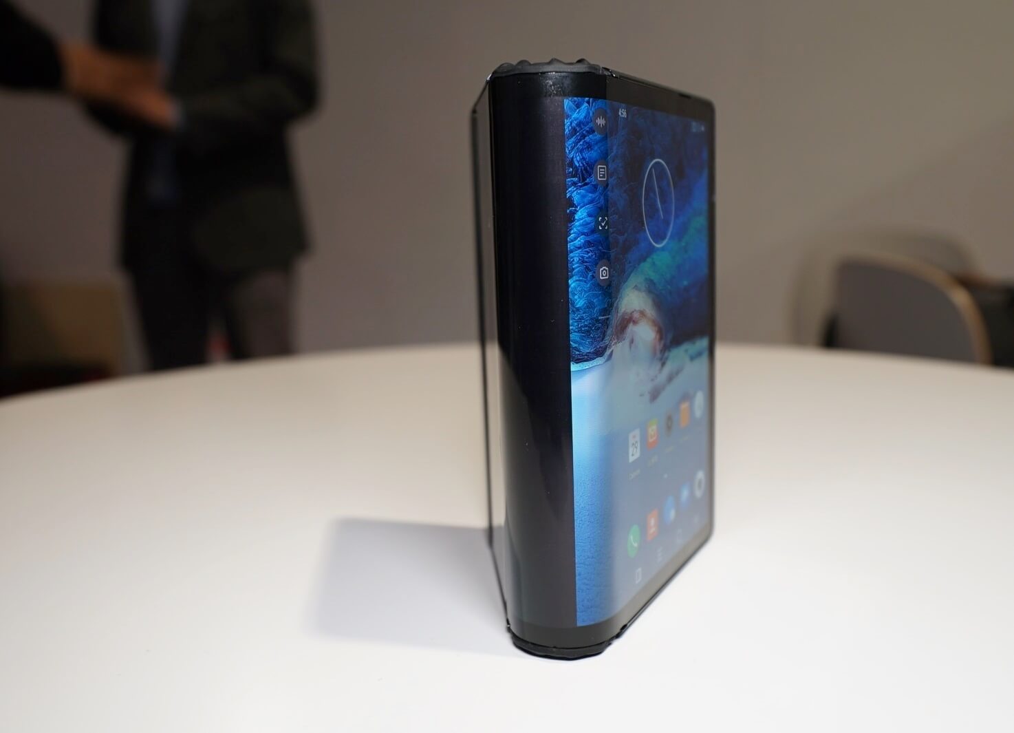 #фотодня | На CES показали работающий гибкий смарфтон.. Фото.