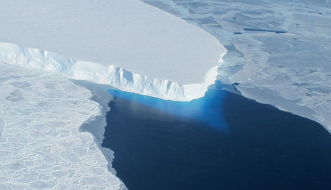 Под ледником Туэйтса нашли 300-метровую полость: чем она опасна? Фото.