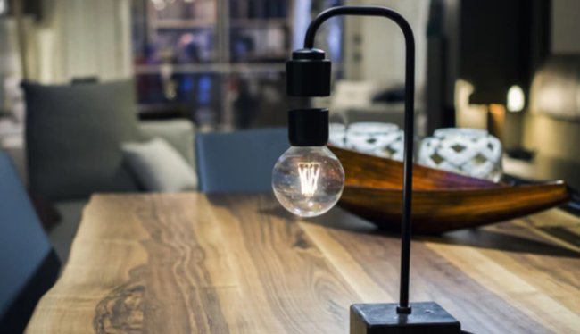 Дизайнеры создали красивую лампу с парящим в воздухе светом. Фото.