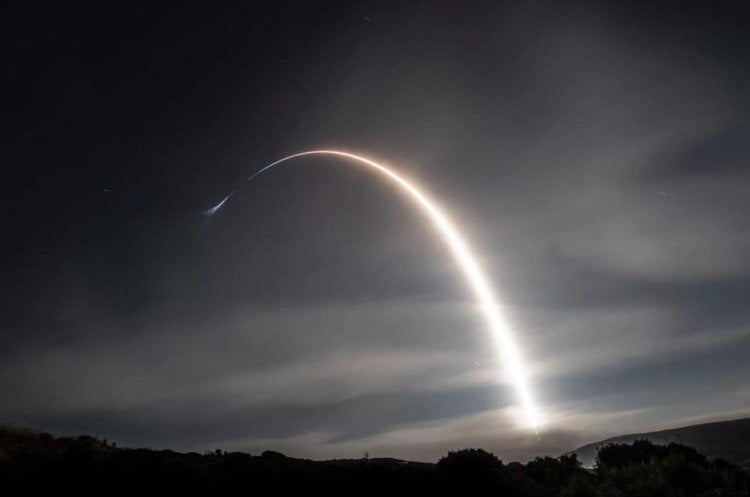 Космическое вооружение и противоракетная оборона США. Смертельная траектория ракеты в темноте выглядит особенно красиво. Фото.