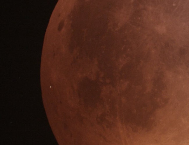 Астрономы смогли заснять падение метеорита на Луну во время затмения. Фото.