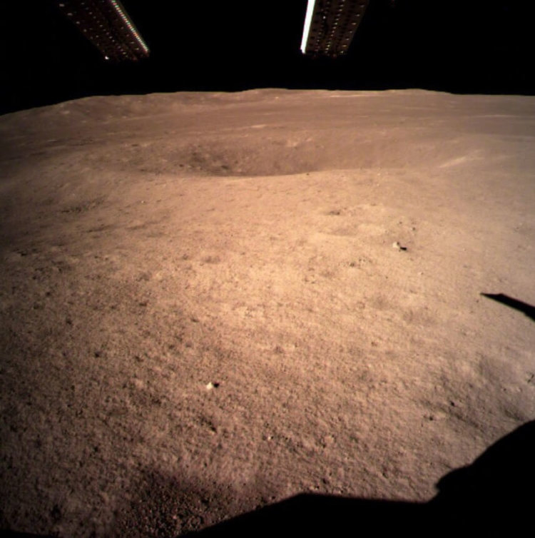 #фотодня | Китайский аппарат «Чанъэ-4» мягко сел на обратной стороне Луны. Фото.